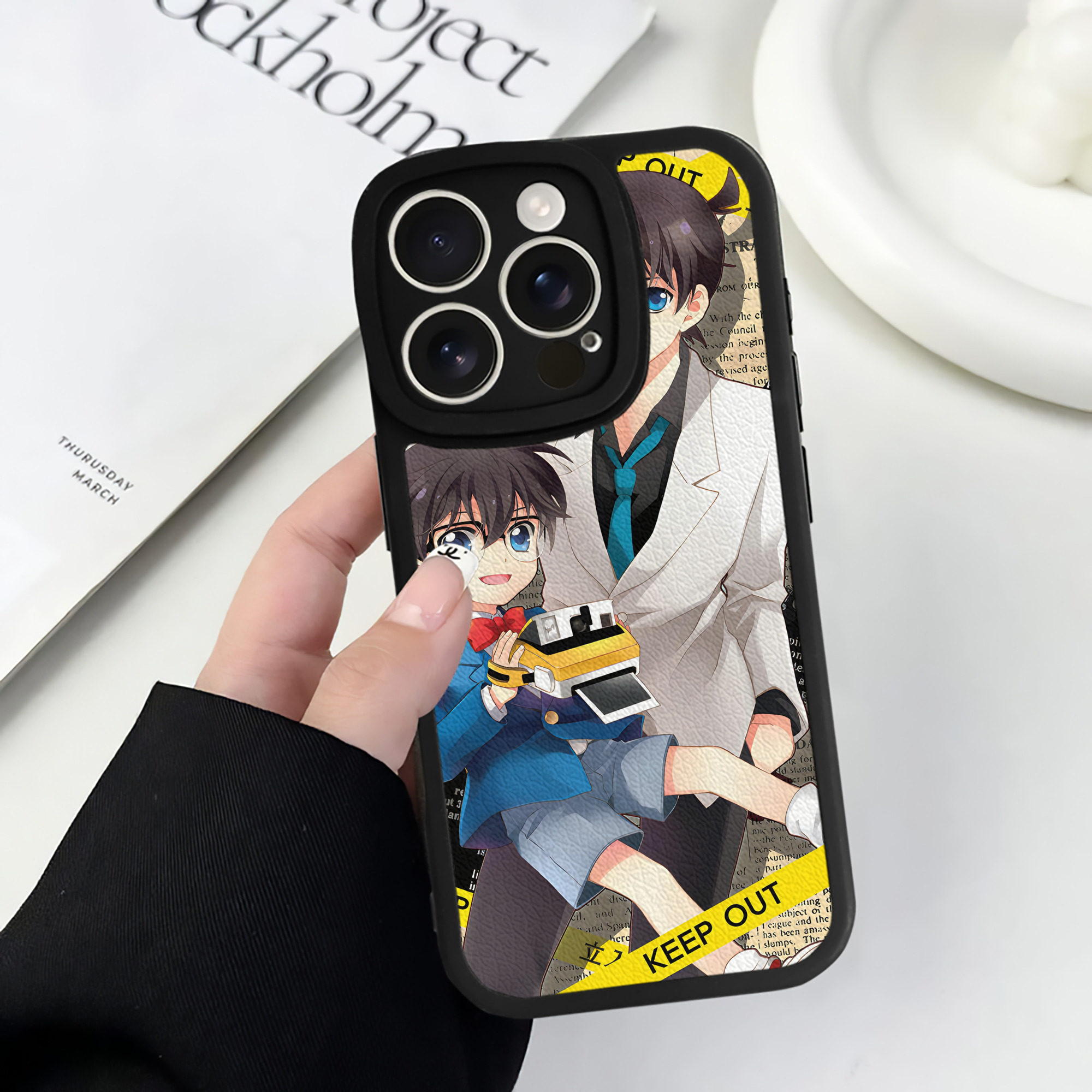 （画像用） 名探偵コナン Detective Conan 【iPhone 16シリーズ対応】シリコンスマホケース（レザー調） 材質：シリコン